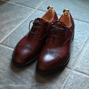 足に馴染んだ革靴はスニーカーより快適か