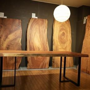 140,濃いめ一枚板で落ち着きキッチンスタイル。一枚板と木の家具の専門店エムズファニチャーです。