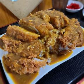 いざ勝負！デカ盛り有名「オモウマイ店」【興ちゃん亭】のカツカレーに挑む！＠茨城2025