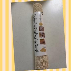 防災対策：食器棚の滑り止めマットを敷きました。