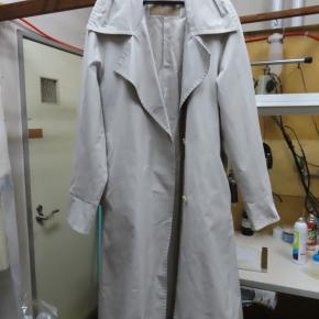 クリーニング店で落ちないしみ コート（マックスマーラー製）機械油しみ ドライクリーニング・しみ抜き ポリエステル・綿素材