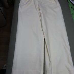 クリーニング店で落ちないしみ ウールパンツ（ユナイテッドアローズ製）ブーツからの移染 しみ抜き ウール・ポリウレタン素材