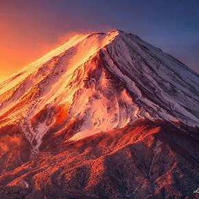 天影を照らす、赤富士