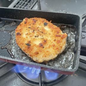 メンチカツは卵焼きを焼くフライパンで。