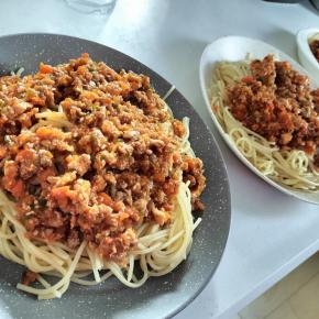 ミートソースはみんなで食べると給食の味