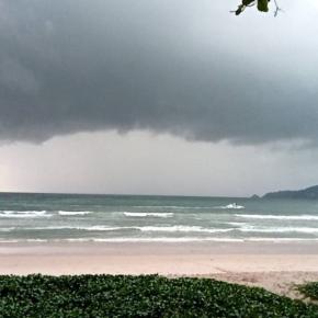 大雨で大荒れだったロイクラトン祭り