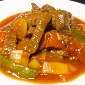 炒め物と煮物の美味しさを両方楽しむことができる牛肉とトマトの炒め物