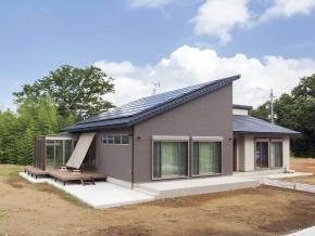 サッカー大好き三兄弟が元気いっぱいで暮らす平屋