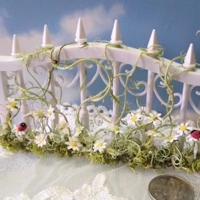 セリアのミニチュアガーデンフェンスに蔓薔薇とカモミールを…