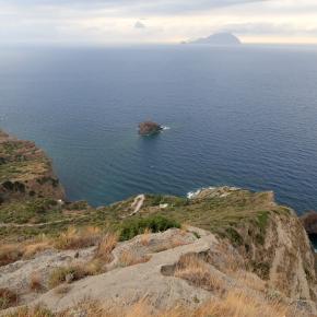 『イル・ポスティーノ』名場面ロケ地 美しいサリーナ島の海と夕焼け
