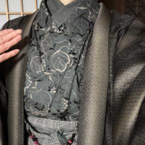 墨色刺繍木綿着物にタートルネックを半衿っぽく畳んでみた