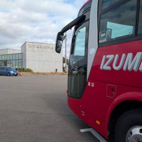 秋のお出かけシーズンと赤バス