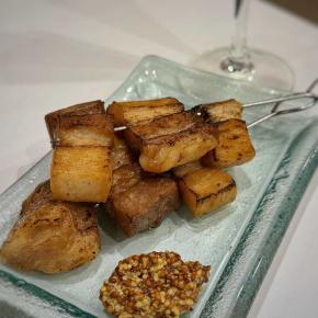 HAPPY泡でボリュームたっぷり豚バラコンフィ＆なみなみスパークリング＠俺のフレンチ 神楽坂 (神楽坂)