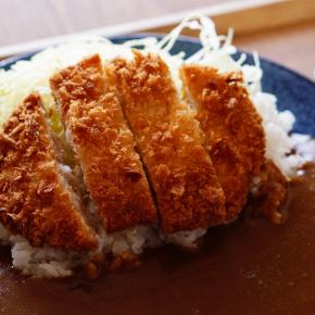 明日、10月21日の開運グルメは「カツカレー」です