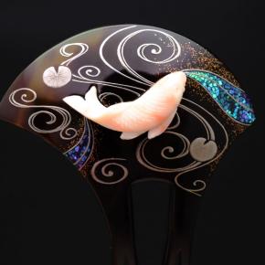 べっ甲珊瑚錦鯉彫り装飾付き蓮流水螺鈿金蒔絵かんざし2025