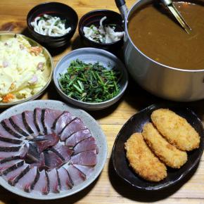 長崎県五島産ブリの皮焼き、自家栽培カブ入り五島牛すじカレー、カブの葉の炒めものほか。