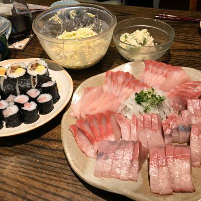 長崎県産養殖ブリと徳島県産養殖ブリの刺し身盛合せ、アナゴ入り海苔巻き、ブリ入り白巻きほか。