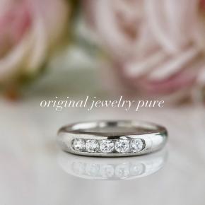 マリッジリングにもおすすめのレール留めの一文字リング。