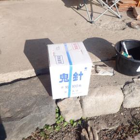 獣除けに有刺鉄線を張る（2025年8月19日）