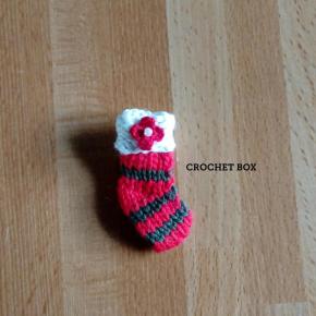 minneさんにて販売中の クリスマスのミニチュア靴下のブローチです。