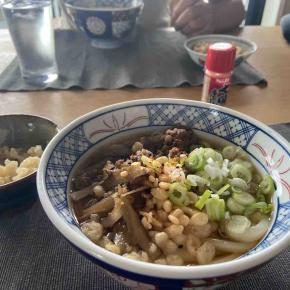 昼ごはんは肉うどん・温泉用の化粧