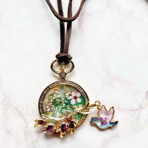 ついつい押し花をたくさん〇〇したくなる作品です