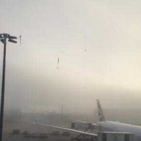 濃霧の空港とあり得ない遅延の理由