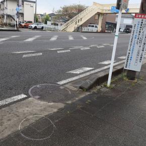 あいあいパトロールの歩道橋の注意プレート