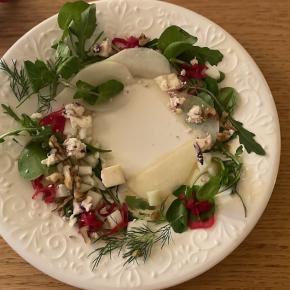洋梨とチーズのリースサラダ 