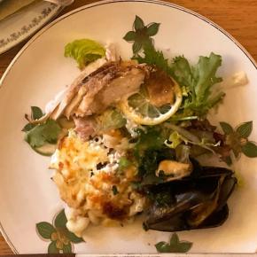 ローストチキンとムール貝、マカロニベイクのプレート