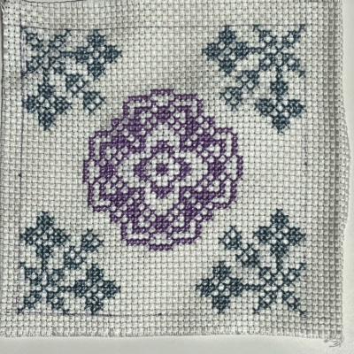 パープルとブルーグレーのビスコーニュ✳︎お花が刺し終わりました