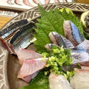 博多の夜、手癖の悪い店主と絶品の「あるだけ刺し盛り」