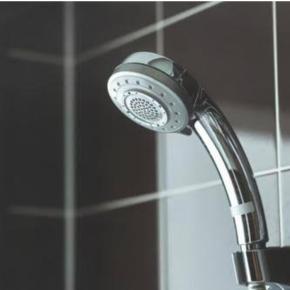 そこに固定したのは誰？！シャワーの謎配置の