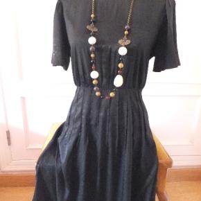 ブラック色にのせる大ぶりアクセサリー