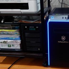 パソコンとキーボードとトラックボール