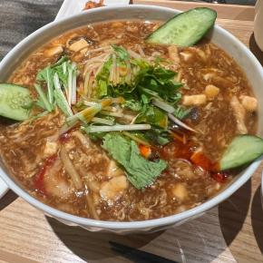 辛熱でいい酸っぱさの酸辣湯麺 〜 百菜百味 銀座店