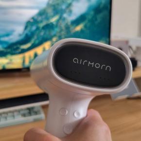 airmorn one レビュー｜簡単にシワを伸ばせて清潔感も上げる吸着式衣類スチーマー