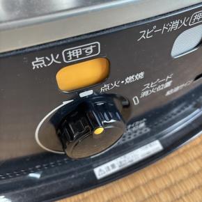 寒い朝、ストーブと戯れる