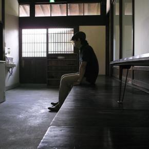 暮らしの中の陰影礼賛、眩しい現代の家の採光と明るさ