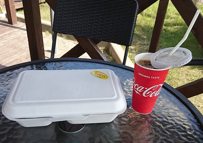 西都市の「有田さんちのお肉やさん」オリジナルバーガーのセットの写真1