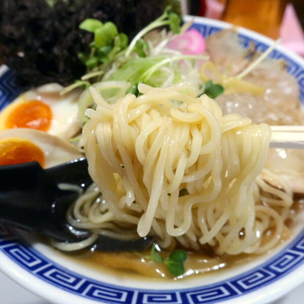 しっかりと〆られた麺