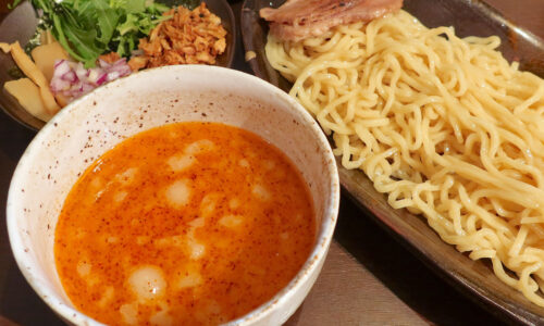 那覇・久米「麺屋 おがわら」で賑やかな味わいと食感の辛つけめん