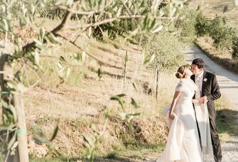 Bride and groom kissing in Tuscany