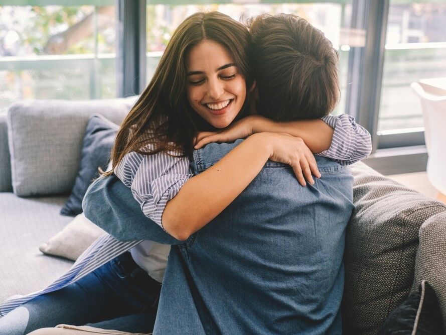 Couple hugging eachother after apologizing