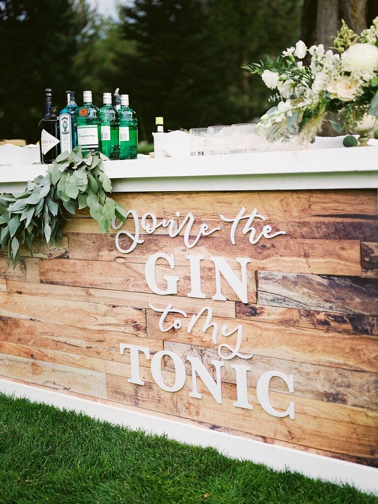 Bar decor tips for a wedding reception - wedding details not to miss