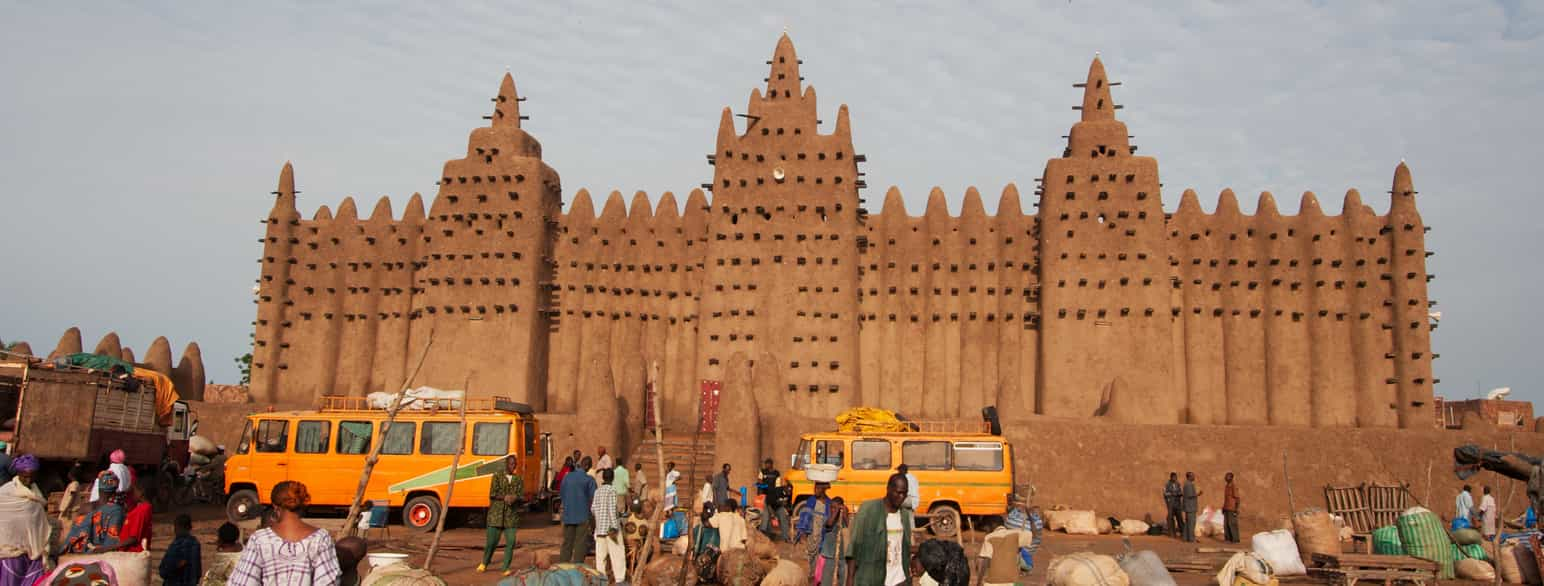 Marked foran stormoskéen i Djenné, som er optaget på Verdensarvslisten