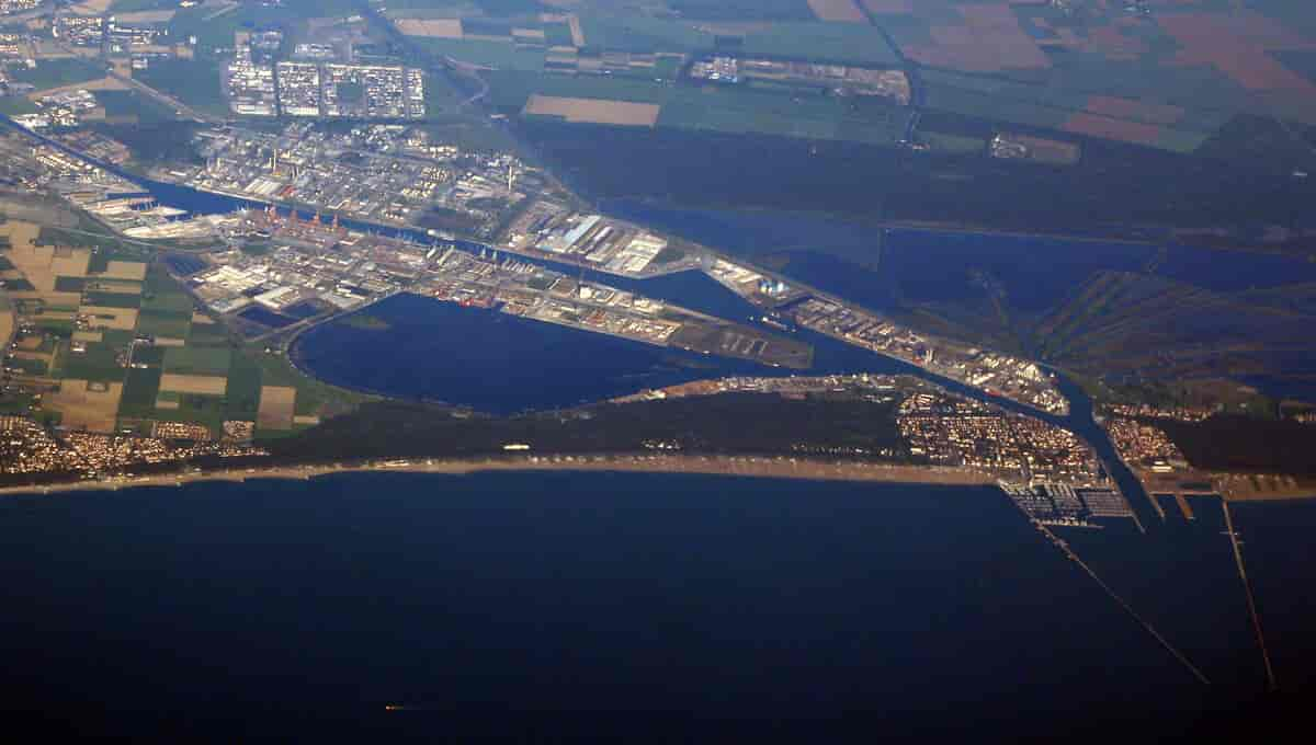 Porto Corsini med Ravennas havn og industriområde.