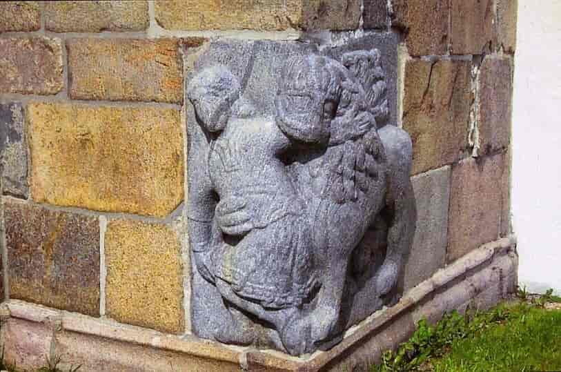 Romansk granitskulptur i Øster Starup Kirke