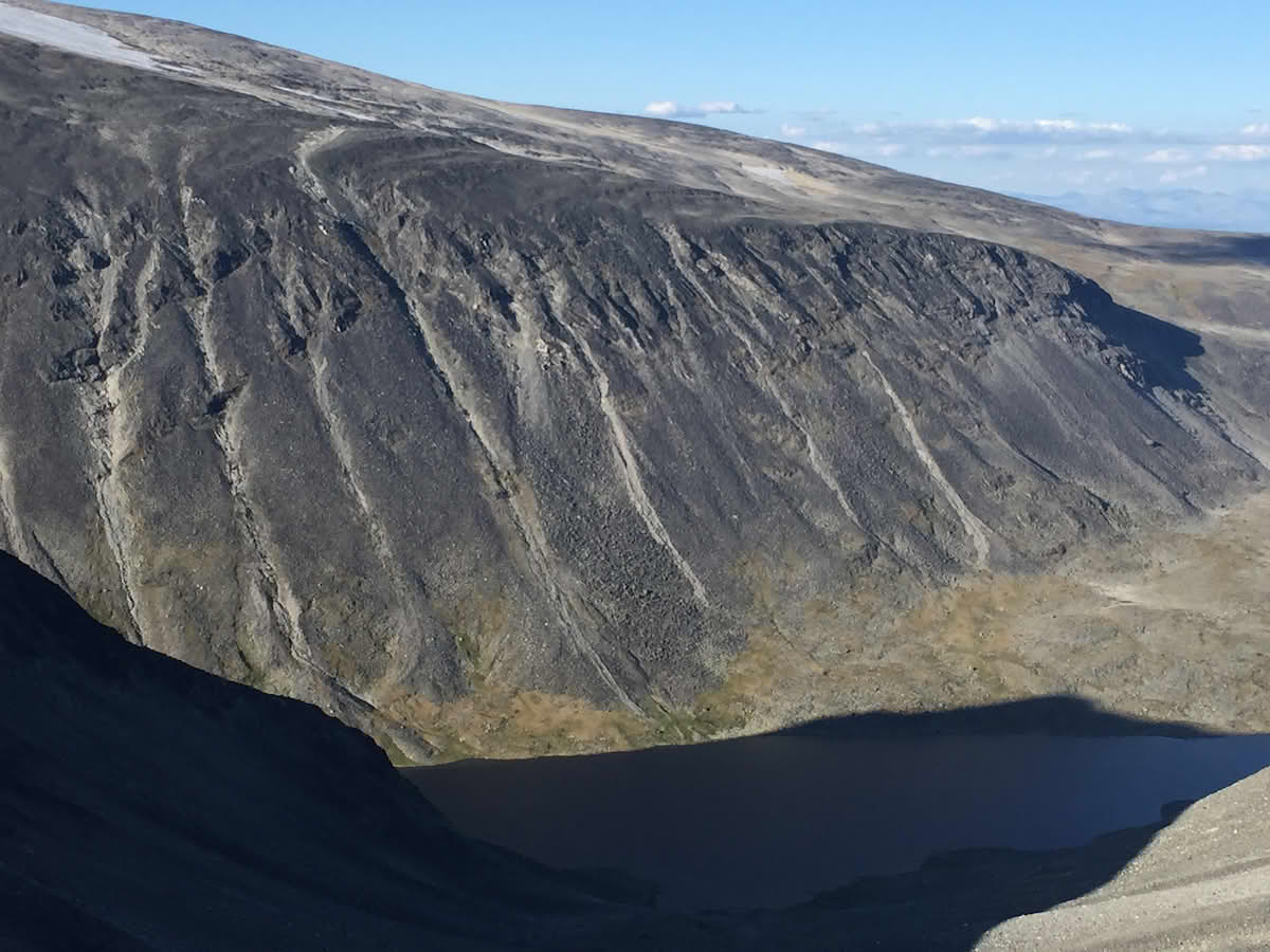 Vifter med skredmasser avsatt av grove massestrømmer i Steinbudalen nedenfor Glittertind, Jotunheimen.