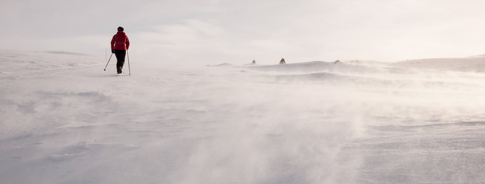 Skityr på påskefjellet i lett snøfokk